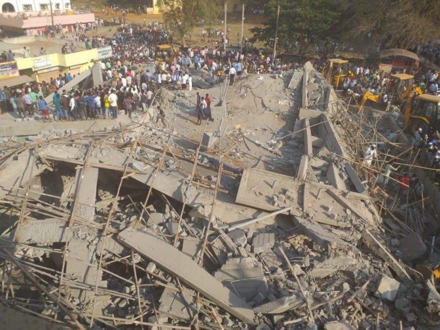 В Индии из-под завалов рухнувшего дома спасли около 60 человек